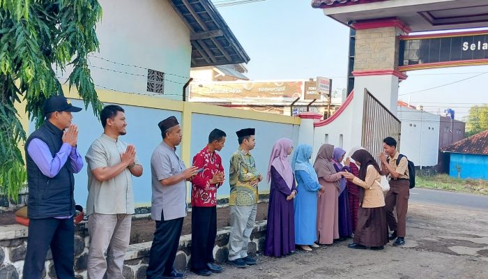 TUMBUHKAN ENERGI POSITIF, GURU MAN 3 GARUT TIAP PAGI SAMBUT SISWA DEPAN GERBANG