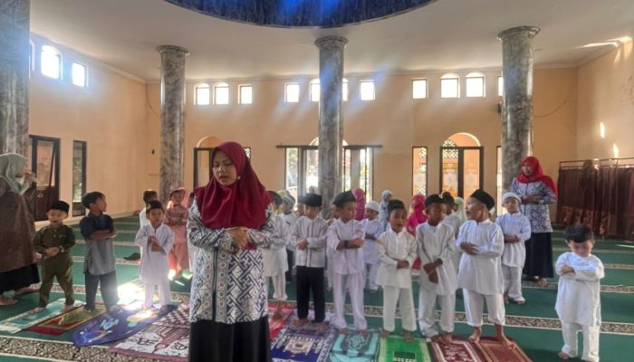 MEMBANGUN KARAKTER MULIA SEJAK DINI: TK ISLAM AL ISLAH LAKSANAKAN SALAT DHUHA SETIAP JUMAT