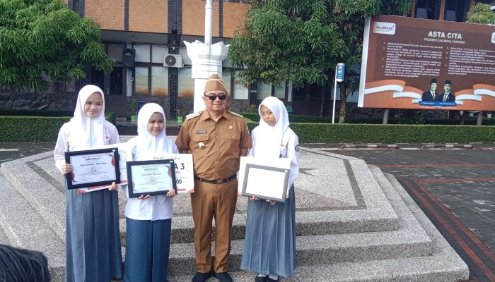 Wafa Nurafifah Harumkan MAN 3 Garut, Raih Juara Menulis Surat untuk Bupati